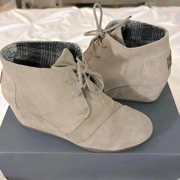 TOMS Desert Wedge Taupe 7.5 Wedge Boots Neutral Fall Shoes Back to School EUC - Picture 1 of 15